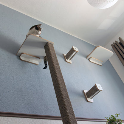 Aufnahme eines Kratzbaums in Kombination mit zwei Hüpfstämmen in der Sisalfarbe grau-braun von unten, das Kletterwand trägt den Namen KATZENARTistik
