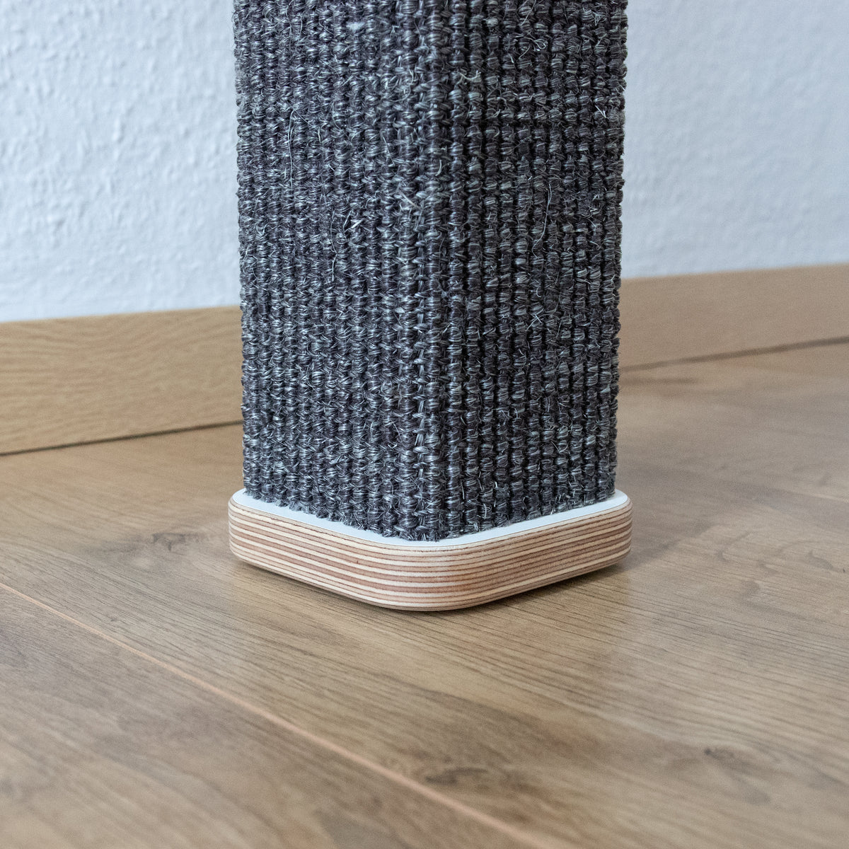 Detailaufnahme von der Abschlussplatte eines Kletter-Kratzstammes. von der Seite.