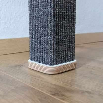 Detailaufnahme von der Abschlussplatte eines Kletter-Kratzstammes. von der Seite.