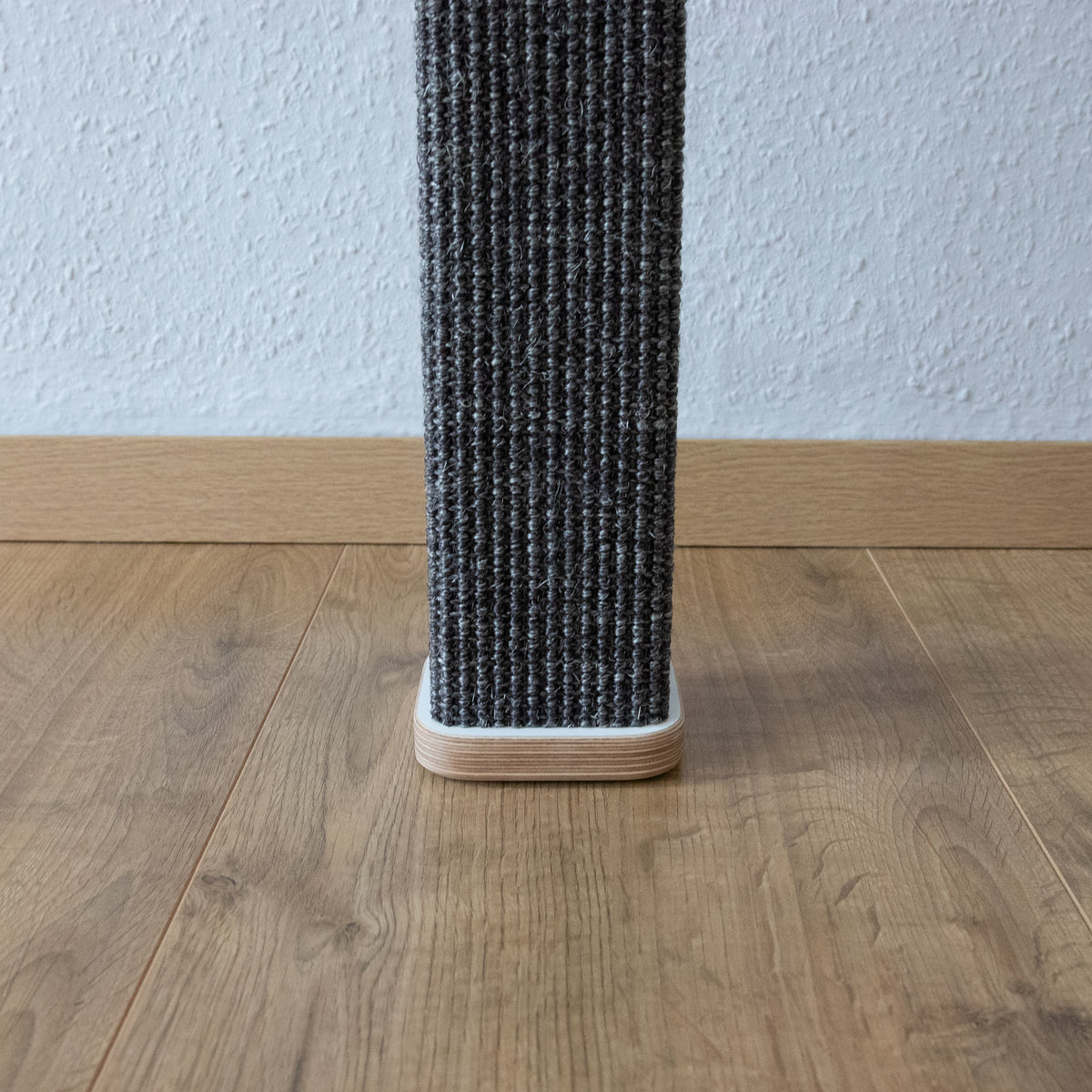 Detailaufnahme von der Abschlussplatte eines Kletter-Kratzstammes. von vorne.