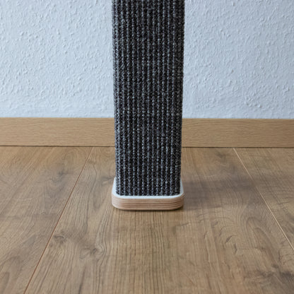 Detailaufnahme von der Abschlussplatte eines Kletter-Kratzstammes. von vorne.
