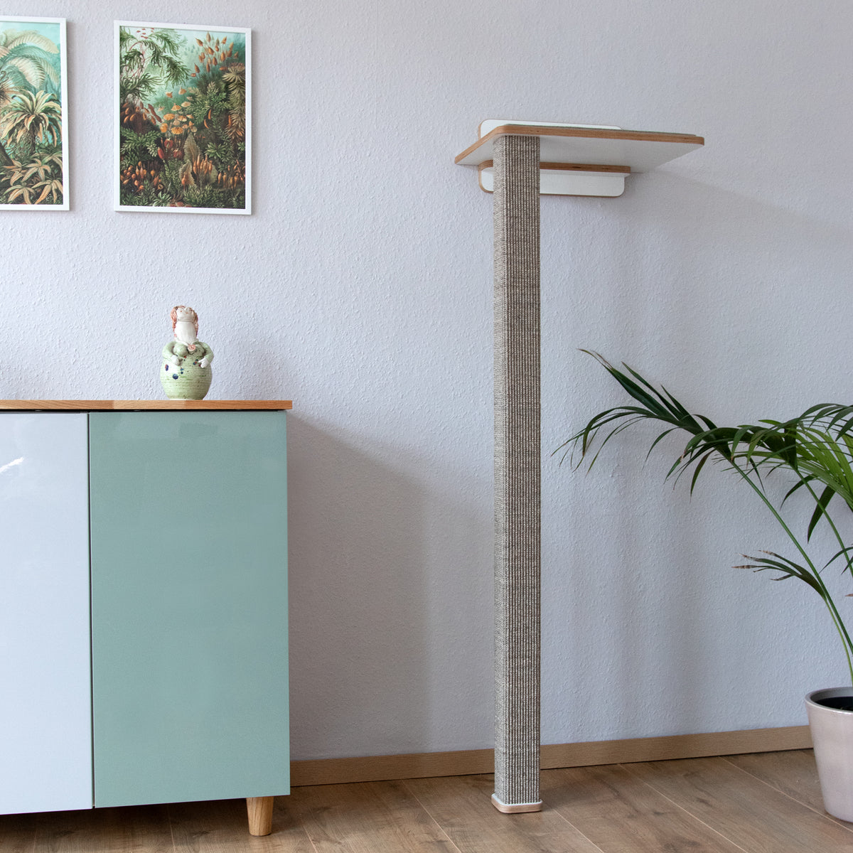 Frontalaufnahme Kletter-Kratzstamm ohne unteren Wandhalter in der Sisalfarbe grau-braun.